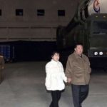 Potret Kim Jong Un membawa anak perempuannya di uji coba rudal
