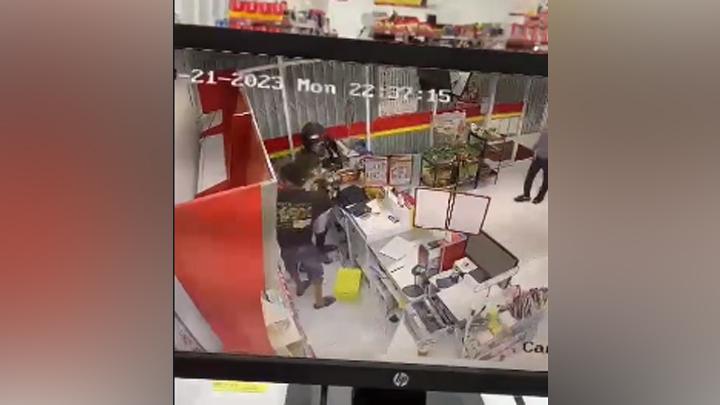 Video Viral Perampokan Minimarket di Tangsel, Pelaku Bawa Senjata Tajam Seret dan Sekap Karyawan