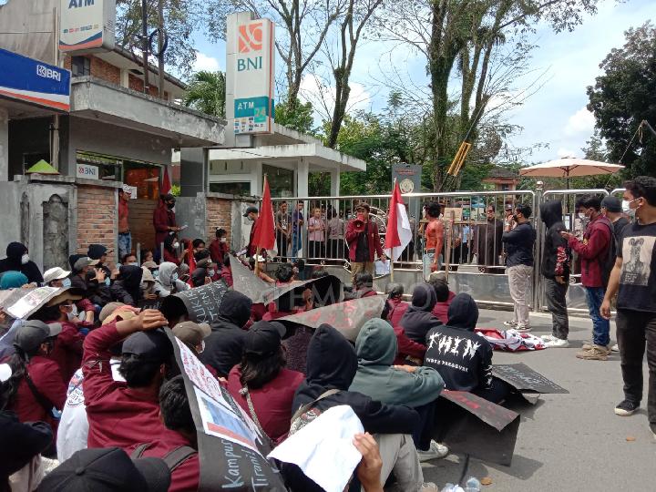 Demonstrasi berulang kali, 6 mahasiswa lapangan UNIKA Santo Tomas diusir tanpa peringatan