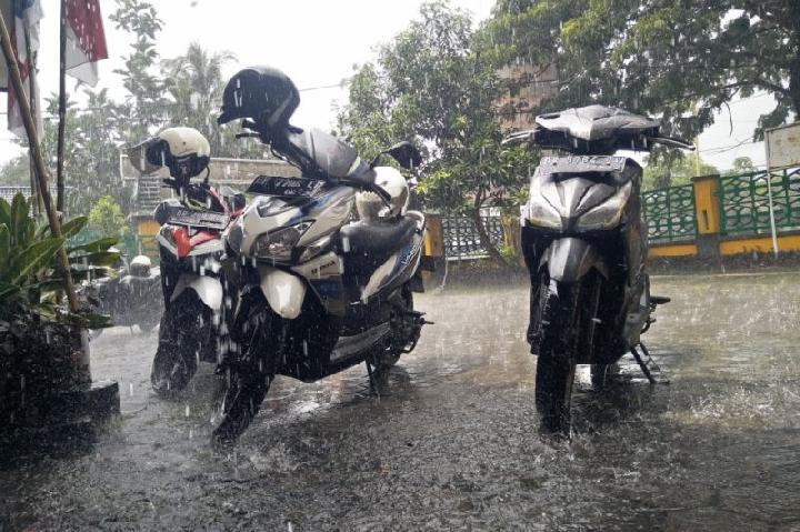 Prakiraan Cuaca BMKG: Seluruh Indonesia berpeluang hujan lebat hari ini.
