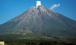 Gunung Sumeru di Indonesia meletus untuk kedua kalinya pada Jumat, 16 Februari