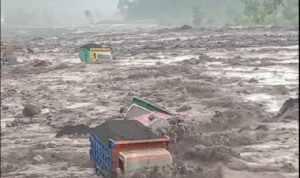 Sungai meluap akibat lahar dingin Gunung Sumeru, 32 KK mengungsi di Lumajang